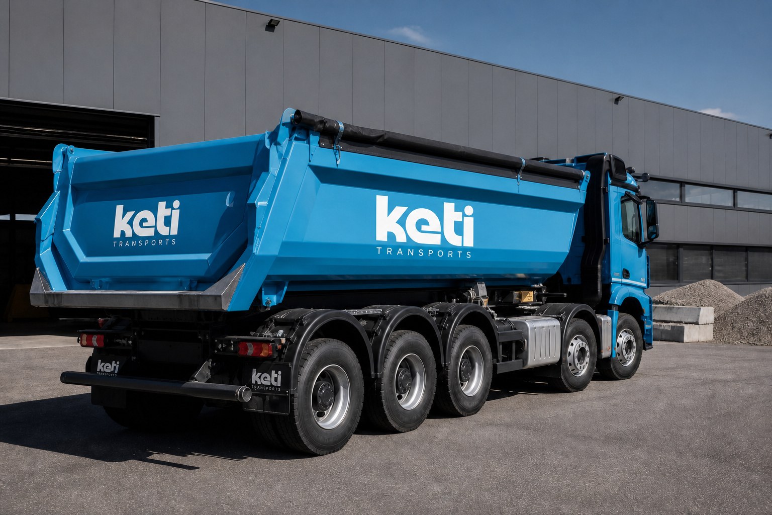 Camion benne Keti Transports vu de trois-quarts arrière