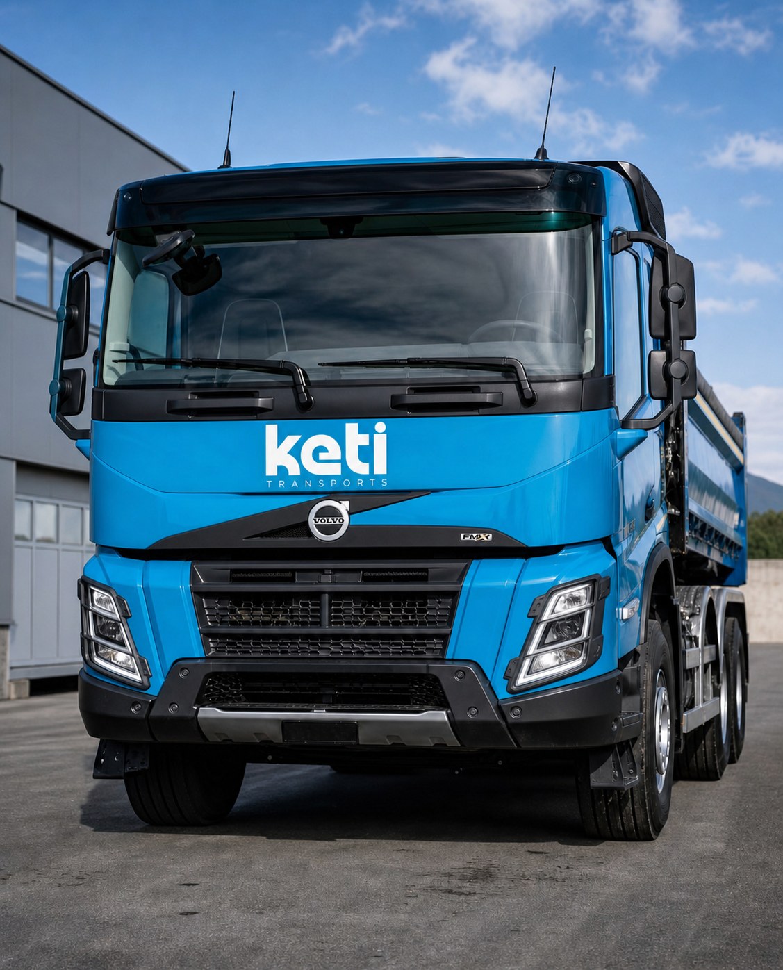 Face avant d'un camion Volvo bleu Keti Transports